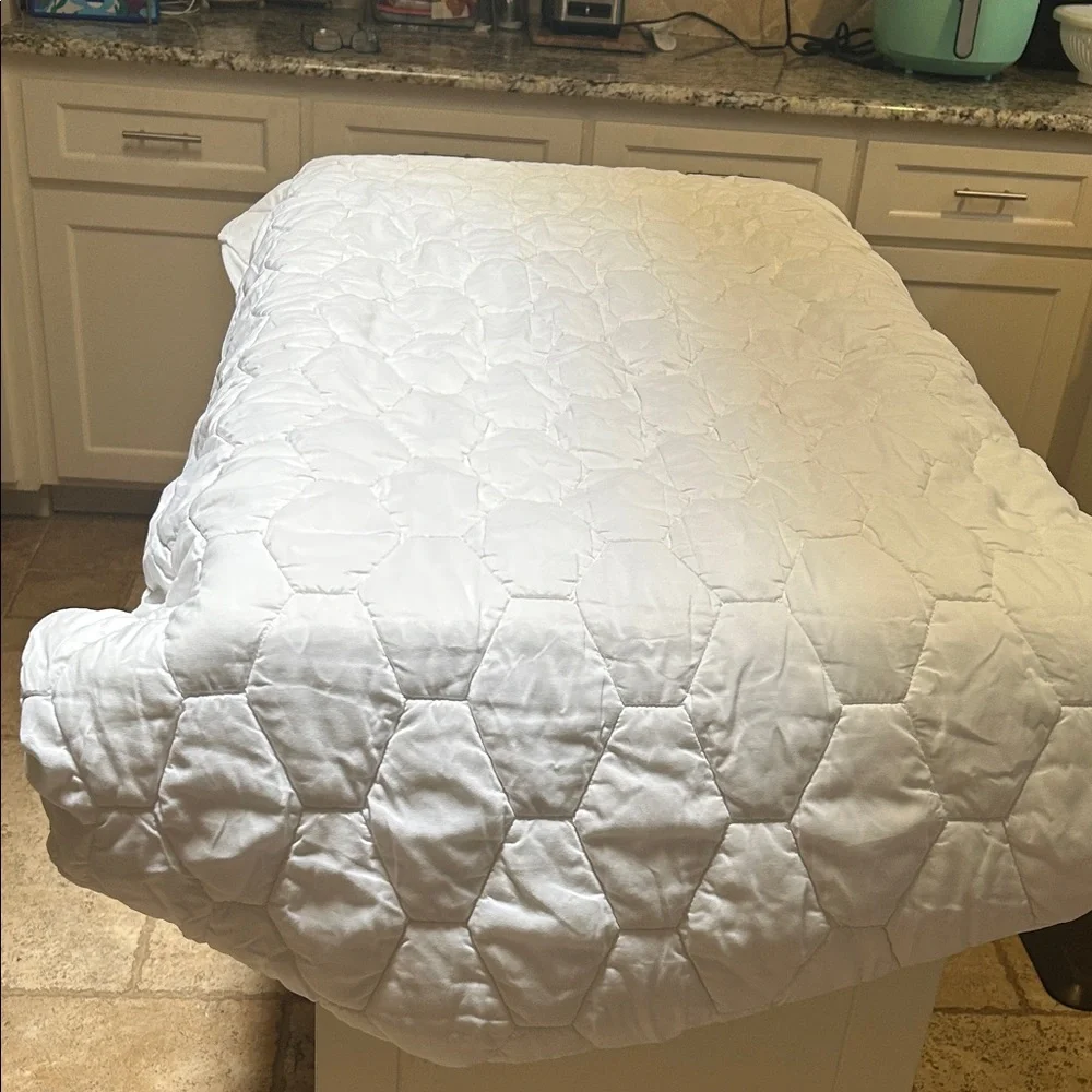 White XL Twin Quilted Mattress Protector